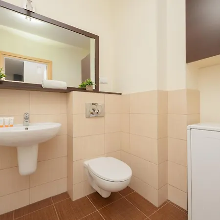 Modern & Spacious With Balcony And Parking By Renters Apartament