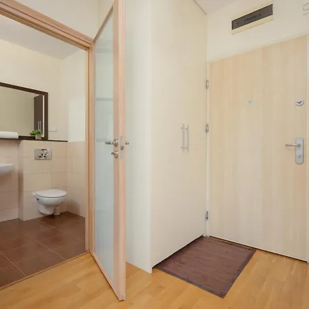 Modern & Spacious With Balcony And Parking By Renters Apartament *