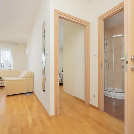 Modern & Spacious With Balcony And Parking By Renters