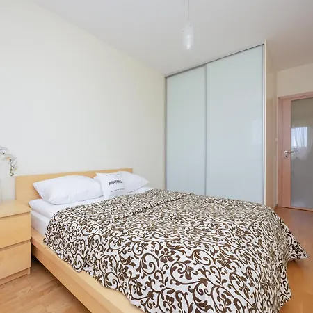 Modern & Spacious With Balcony And Parking By Renters *