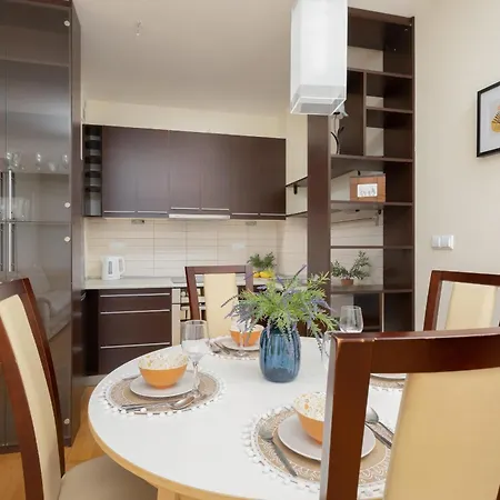 Modern & Spacious With Balcony And Parking By Renters