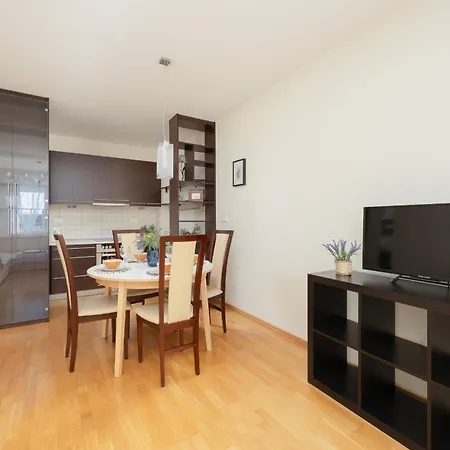 Modern & Spacious With Balcony And Parking By Renters Apartament *