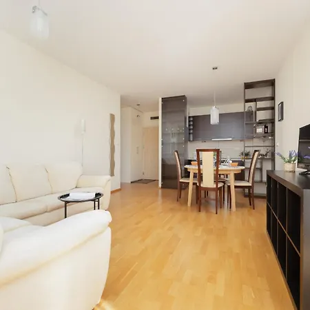 Modern & Spacious With Balcony And Parking By Renters Apartment