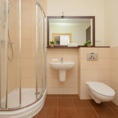 Apartment Modern & Spacious With Balcony And Parking By Renters *