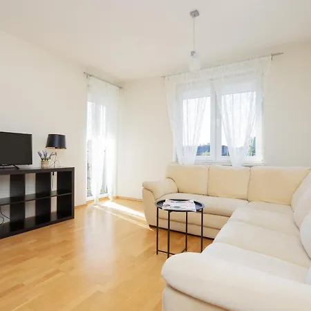 Modern & Spacious With Balcony And Parking By Renters Apartament *