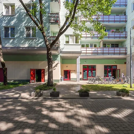 Modern & Spacious With Balcony And Parking By Renters *
