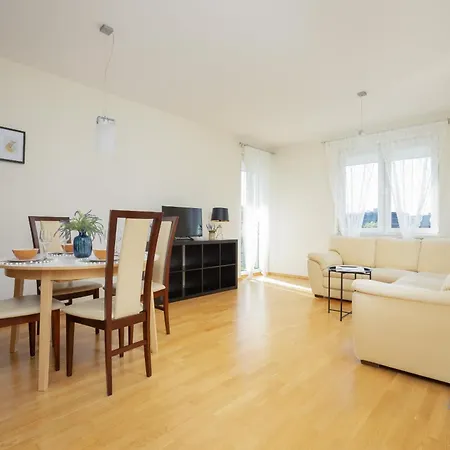 Apartment Modern & Spacious With Balcony And Parking By Renters *